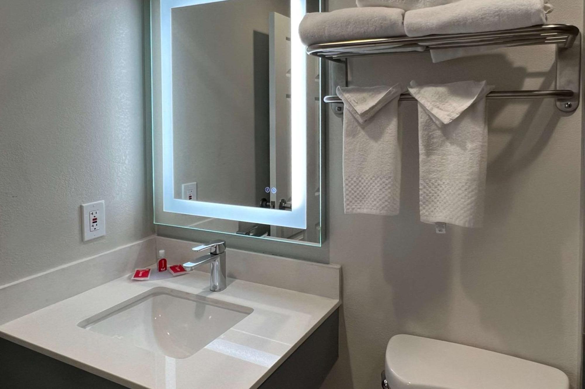 Quality Inn Tracy I-205 מראה חיצוני תמונה